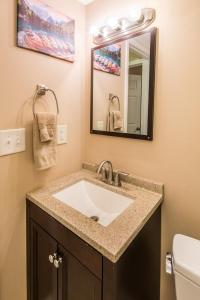 Fotografie z fotogalerie ubytování Lakefront Condo with Indoor and Outdoor Pools! v destinaci Four Seasons