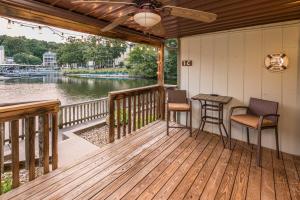 Φωτογραφία από το άλμπουμ του Lakefront Condo with Indoor and Outdoor Pools! σε Four Seasons +17 φωτογραφίες