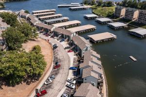 Φωτογραφία από το άλμπουμ του Lakefront Condo with Indoor and Outdoor Pools! σε Four Seasons