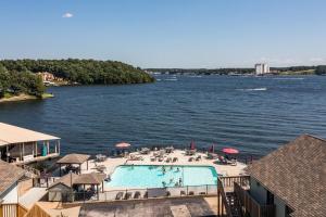 Φωτογραφία από το άλμπουμ του Lakefront Condo with Indoor and Outdoor Pools! σε Four Seasons
