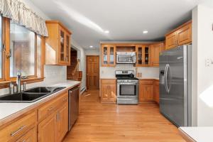 Kuchyň nebo kuchyňský kout v ubytování Spacious Home with Direct Pond Access! + 46 fotografií