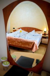 eine Spiegelreflexion eines Bettes in der Unterkunft Hotel Corsa in Mangalia