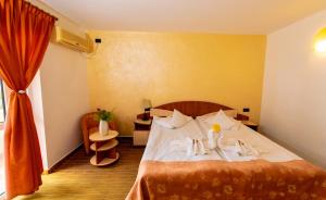 ein Hotelzimmer mit einem Bett mit Handtüchern darauf in der Unterkunft Hotel Corsa in Mangalia + 92 Fotos