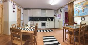 Kitchen o kitchenette sa Haga gård och Stall