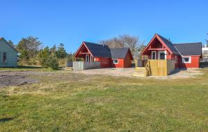 una fila de casas rojas en un patio en Gorgeous Home In Hanstholm With Outdoor Swimming Pool, en Pugdal