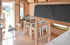 Una pantalla grande en una habitación con mesa y sillas en Gorgeous Home In Hanstholm With Outdoor Swimming Pool, en Pugdal