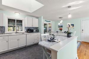 Kuchyň nebo kuchyňský kout v ubytování Hot Tub Sauna Ping Pong Table Treehouse and Fire Pit