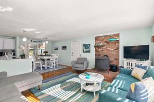 TV a/nebo společenská místnost v ubytování Hot Tub Sauna Ping Pong Table Treehouse and Fire Pit + 36 fotografií