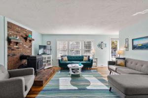 Posezení v ubytování Hot Tub Sauna Ping Pong Table Treehouse and Fire Pit