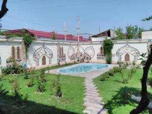 Hotel Latif Samarkand في سمرقند: منزل عليه لوحة
