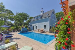 een zwembad voor een huis bij Heated Pool Outdoor Kitchen Luxury Living in Harwich