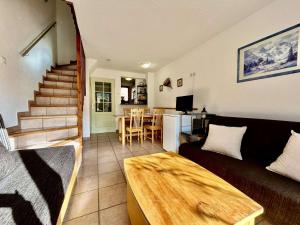 a living room with a couch and a table at Appartement cosy 3 pièces pour 6 pers. - Serre Chevalier - FR-1-330F-26 in Serre Chevalier