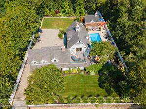 een luchtfoto van een huis met een zwembad bij Heated Pool Outdoor Kitchen Luxury Living in Harwich