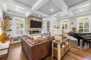 een woonkamer met een bank en een piano bij Heated Pool Outdoor Kitchen Luxury Living in Harwich +58 foto's