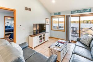 Televiisor ja/või meelelahutuskeskus majutusasutuses Dock and Gazebo! Lakefront Duplex Near South Haven