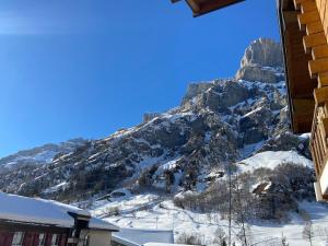 une vue d'une montagne avec de la neige dessus dans l'établissement Centrally located and comfortable apartment - Daubenhorn 32, à Arni Alp
