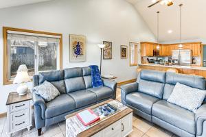 Istumisnurk majutusasutuses Dock and Gazebo! Lakefront Duplex Near South Haven