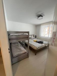une petite pièce avec deux lits superposés dans l'établissement Centrally located and comfortable apartment - Daubenhorn 32, à Arni Alp