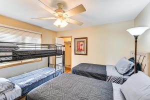 Voodi või voodid majutusasutuse Dock and Gazebo! Lakefront Duplex Near South Haven toas