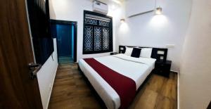 ein Schlafzimmer mit einem großen Bett in einem Zimmer in der Unterkunft casamia garden in Batheri