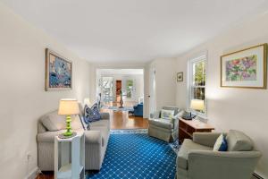 Posezení v ubytování Half Mile to Earle Rd Beach