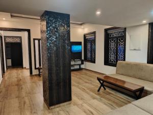 ein Wohnzimmer mit Sofa und Tisch in der Unterkunft casamia garden in Batheri