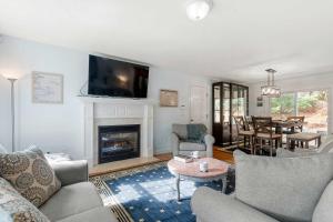 Posezení v ubytování 1 Mile to Red River Beach Game Room Central AC