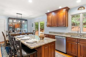 Kuchyň nebo kuchyňský kout v ubytování 1 Mile to Red River Beach Game Room Central AC + 27 fotografií