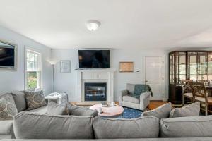 Posezení v ubytování 1 Mile to Red River Beach Game Room Central AC