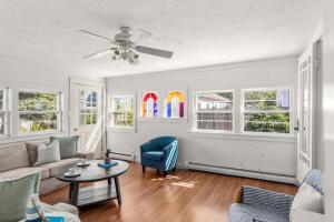 un salon avec un canapé et une table dans l'établissement Renovated Classic Cape w Guest House, à Dennis