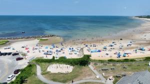 - une vue aérienne sur une plage avec des personnes et des parasols dans l'établissement Near Corporation Beach Game Room, à East Dennis