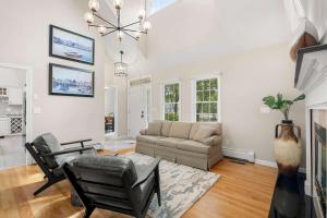 un salon avec un canapé et des chaises dans l'établissement Near Corporation Beach Game Room, à East Dennis