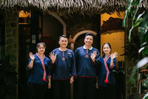 河江Panhou Retreat的一群站在建筑物前的人