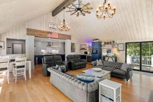 Posezení v ubytování Luxurious Escape Pool Hot Tub Game Room