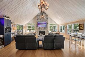 Kuchyň nebo kuchyňský kout v ubytování Luxurious Escape Pool Hot Tub Game Room