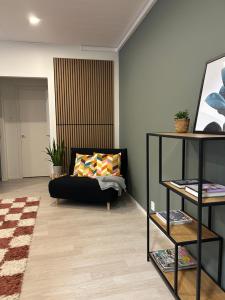 Χώρος καθιστικού στο Lovely two-room condo with balcony near bus- and railwaystation