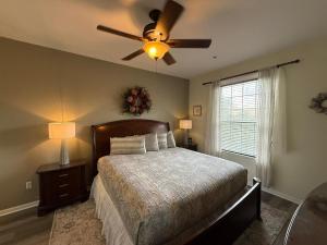 Postel nebo postele na pokoji v ubytování Windsor Hills Resort- 405 + 39 fotografií