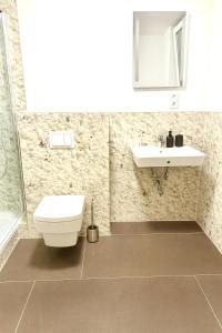 ein Badezimmer mit Toilette und Waschbecken in der Unterkunft Wohnung mit Balkon in Wilnsdorf