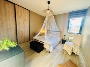 a bedroom with a hammock bed and a chair at Villa Palmiers 5 min de la Mer, confortable 4 Personnes, parking free, in Sérignan