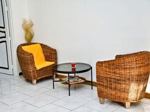 Χώρος καθιστικού στο Le Sable Bleu - Évasion tropicale - Idéal Couples & Familles - PLAGE 5min - Piscine - Parking privé - Logement climatisé - Vue sur les palmiers - Restau snack familial sur place