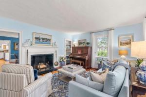 Posezení v ubytování Steps From Downtown Minutes From Grays Beach