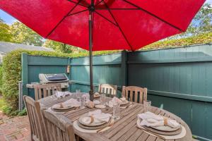 Patio nebo venkovní prostory v ubytování Steps From Downtown Minutes From Grays Beach