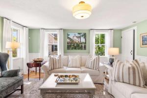 Posezení v ubytování Steps From Downtown Minutes From Grays Beach