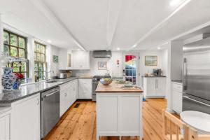 Kuchyň nebo kuchyňský kout v ubytování Steps From Downtown Minutes From Grays Beach + 28 fotografií