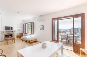 una sala de estar con una mesa y una chimenea en YourHouse Ca Na Salera, en Palma de Mallorca