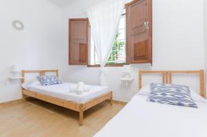 Dos camas en una habitación con ventana. en YourHouse Ca Na Salera, en Palma de Mallorca 34 fotos más
