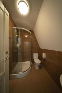 Koupelna v ubytování Gamtos Perlas + 20 fotografií