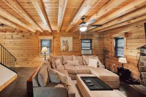 ein Wohnzimmer mit einem Sofa und einer Decke in der Unterkunft Cushing Home - Family Cabin Near Wachusett Mtn home in Ashburnham