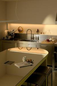 eine Küche mit Spüle und Arbeitsplatte in der Unterkunft Scavolo Borgo in SantʼAgata Feltria