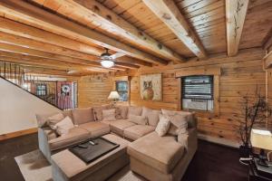 ein Wohnzimmer mit einem Sofa in einem Blockhaus in der Unterkunft Cushing Home - Family Cabin Near Wachusett Mtn home in Ashburnham